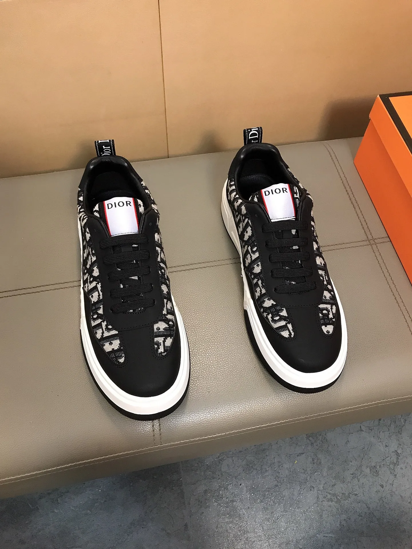 Factory price 400 ↔️↔️ (Dior) new men's casual sports shoes 👣 Full of charm, luxury style gentleman shoes. Upper: Made of imported Italian cowhide + printed fabric, sheepskin lining. Branded wear-resistant soles; with classic logos💋The whole pair of shoes is fashionable and casual yet high-end style🎈🎈Size: 38-44